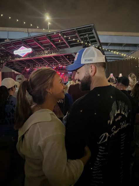 Couple Poses Festival, Cute Couple Concert Pictures, Concert Photo Ideas Couple, Concert Date Aesthetic, Country Concert Couple Pictures, Couple At Concert, Concert With Boyfriend, Concert Couple Pictures, Couple Concert Pictures