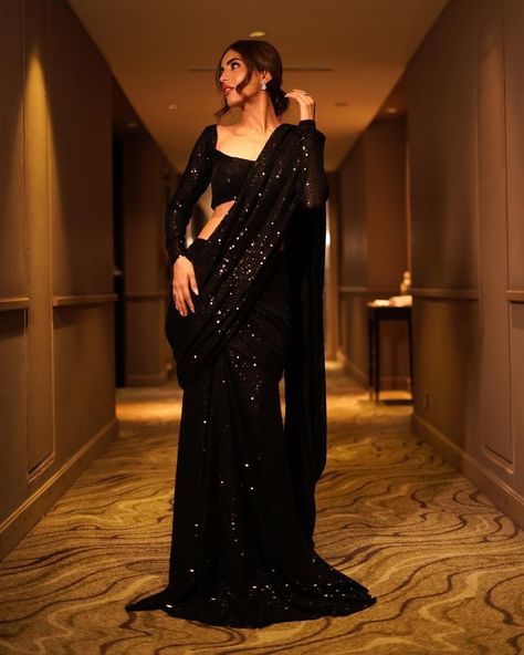 Black Sequin Saree, Sequins Saree, Designer Blouses Online, Pleated Saree, Simple Saree Designs, Party Sarees, Simple Sarees, Indian Fashion Saree, Saree Designs Party Wear