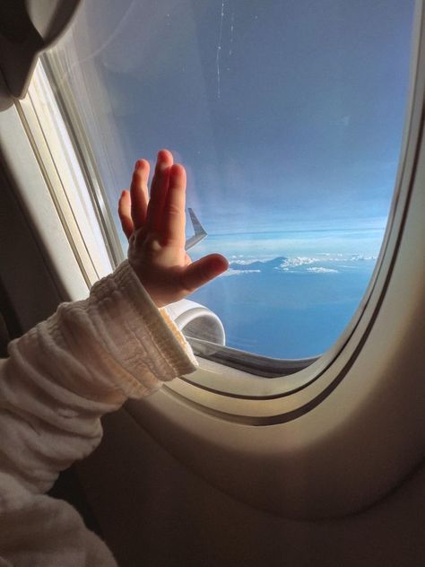 Travel With Baby Aesthetic, Kids Asthetic Picture, Baby Flight, Baby On Plane, Plane Photography, Airport Pictures, Airport Aesthetic, Flying With Kids, Flying With A Baby