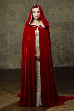 Morgana's red cape...has the power to make her invisible to all guards! Watch the show and try to deny it Red Hooded Cape, Morgana Le Fay, Red Cloak, Yennefer Of Vengerberg, Costume Noir, Red Cape, Hooded Cape, Katie Mcgrath, Medieval Dress