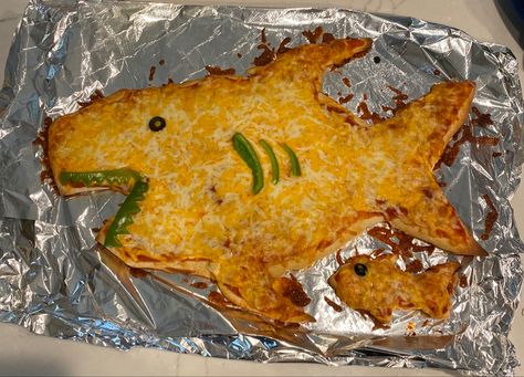 Shark Shaped Food, Shark Week Food Dinner, Shark Week Snacks, Shark Pizza, Shark Themed Food, Shark Food, Shark Snacks, Weird Pizza, Animal Shaped Foods