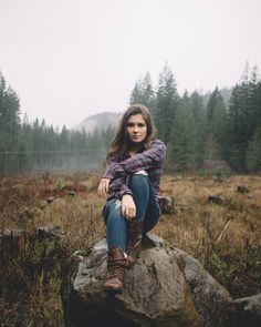 Spiritual Photography, Portraits Women, Autumn Woman, Winter Portraits, Photographs Ideas, Photography Portraits, Outdoor Portraits, Outdoor Photoshoot, Portrait Photography Poses