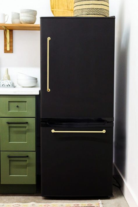 Cheap Appliance Makeovers - Refrigerator Paint, Covers | Apartment Therapy Ugly Fridge, Cheap Appliances, Refrigerator Makeover, Paint Refrigerator, Fridge Makeover, Black Fridges, Black Refrigerator, White Fridges, Diy Home Decor For Apartments