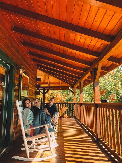 Vermont House Interior, Cottage Getaway Aesthetic, Smoky Mountains Bachelorette, Friends Cabin Aesthetic, Cabin Weekend With Friends, Fall Trip Aesthetic, Cozy Cabin Vibes, Gatlinburg Picture Ideas, Friend Cabin Trip