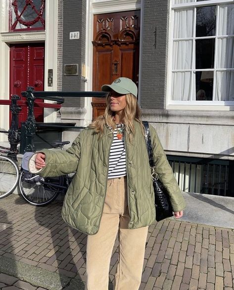 Quilted Jacket Outfit 2023, Scandinavian Street Style 2022, Quilted Jacket Aesthetic, Quilted Jacket Street Style, Khaki Jacket Outfit, Quilted Vest Outfit, Quilted Jacket Outfit, Green Jacket Outfit, Parka Outfit