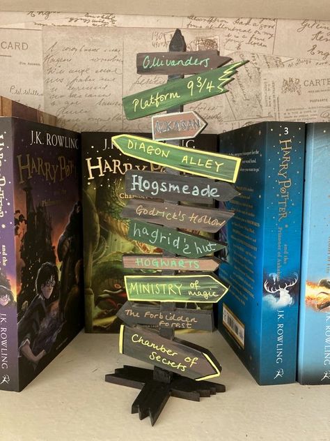 Fantasy Book Shelf Decor, Indoor Halloween Decor Ideas, Harry Potter Display, Indoor Halloween Decor, Citate Harry Potter, Harry Potter Room Decor, Harry Potter Classroom, Tapeta Harry Potter, Harry Potter Bedroom