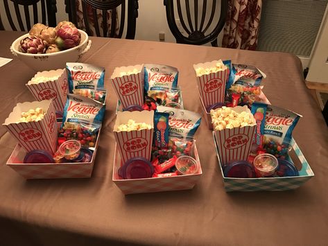 Movie Night Snack Packs for Kids Movie Night Snacks Box Ideas, Snack Board Sleepover, Movie Night Snack List, Things For Movie Night, Food Ideas For Movie Night, Pajama Movie Night Birthday Party, Diy Movie Snacks, Home Movie Snacks, Simple Movie Night Ideas