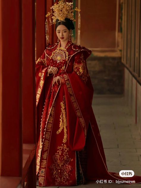 Chinese Imperial Clothing, Chinese Royal Dress, Chinese Hanfu Princesses, Red Chinese Wedding Dress, Asian Royalty, East Asian Fashion, Chinese Wedding Dress Traditional, Chinese Fancy Dress, Traditional Asian Dress