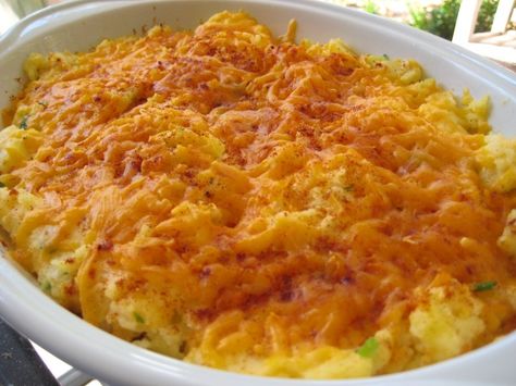 Being Irish, I do require potatoes as a regular part of my diet. I get tired of the same old thing, though, and this recipe changes things up a bit. Potatoes Romanoff Recipe, Potatoes Romanoff, Easy Potato Casserole, Cheesy Potatoes Recipe, How To Cook Potatoes, Potato Casserole, Romanoff, Side Recipes, Vegetable Side Dishes