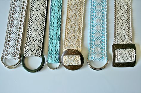 DIY:: 30 Minute Lace Belt Tutorial I need to remember this.  Make things for other people but never for myself! Girlfriend Christmas Gifts, Belt Tutorial, Återvinna Jeans, Macrame Belt, Crochet Bracelets, Lace Belt, Crochet Belt, Diy Belts, Girlfriend Christmas