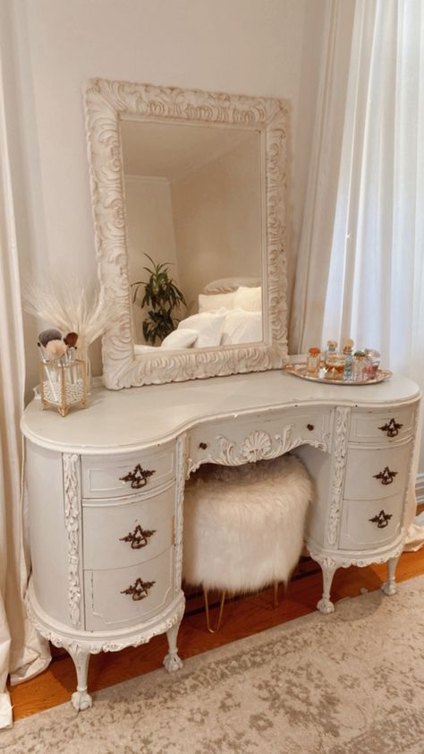 Makeup vanity antique furniture Vintage Mirror Vanity, Dressing Room Vanity, Shabby Chic Vanity Ideas, Vintage French Room Aesthetic, Dream Vanity Makeup, Aesthetic Makeup Table, Antique Vanity With Mirror, Old Money Vanity, Makeup Vanity Vintage