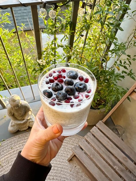 Erewhon overnight oats recipe and the best coffee shops in LA. Erewhon Overnight Oats, Erewhon Recipes, Healthy School, Healthy School Lunches, Oats Recipe, Best Coffee Shop, Overnight Oats Recipe, Coconut Yogurt, Matcha Powder