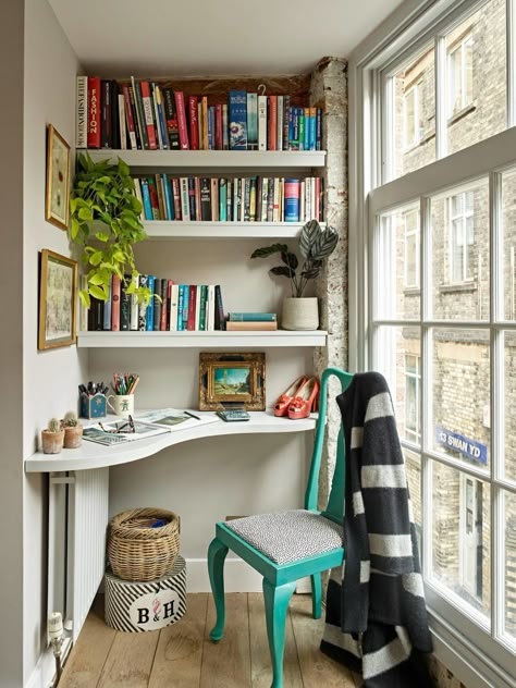 Small Room With Accent Wall, Corner Office Aesthetic, Tiny Flat Design, Reading Office Room, Tiny House Color Scheme Interiors, Book Nook Small Spaces, Corner Office Nook, Tiny Study Room, Interior Design Bookshelves