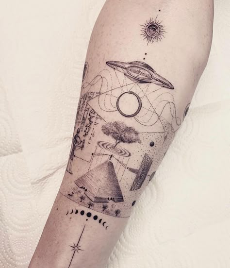 Geometry Tattoo Design, Scientific Tattoo, Natur Tattoo Arm, Geometric Sleeve Tattoo, Planet Tattoos, Sacred Geometry Tattoo, Geometry Tattoo, Inspiration Tattoos, Geometric Tattoo Design