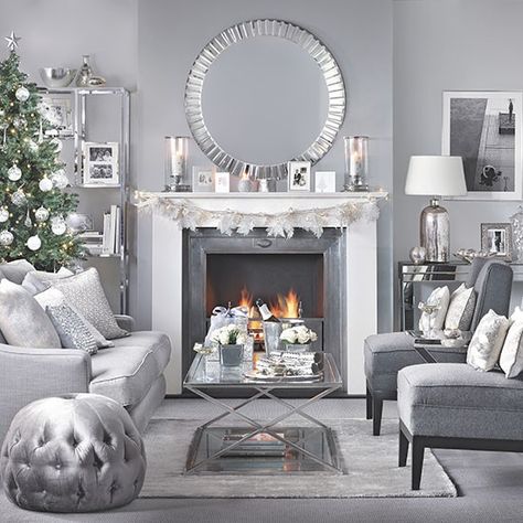 This Christmas living room has an Art Deco look Winter Wonderland Living Room, Wonderland Living Room, Silver Living Room Decor, Living Room Design Diy, Silver Living Room, Living Room Gray, Cozy Christmas Living Room, Furnitur Ruang Keluarga, Christmas Living Room