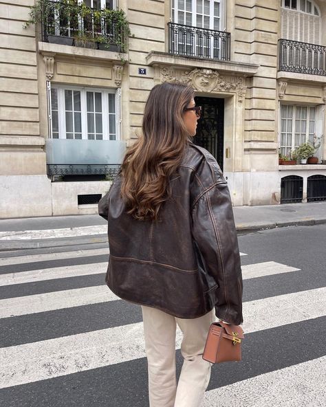 Brown Leather Button Up Shirt Outfit, Brown Jacket Outfit, Brown Leather Jacket Outfit, Fall Leather Jacket, Dinner Outfit Casual, Stile Blair Waldorf, Adrette Outfits, Thanksgiving Outfit Ideas, What To Wear Fall