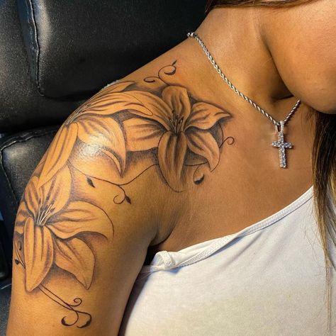 Girl Shoulder Tattoos, Classy Shoulder Tattoos, Shoulder Tattoos For Females, Women's Shoulder Tattoo, Small Dope Tattoos, Feminine Shoulder Tattoos, Shoulder Sleeve Tattoos, Flower Shoulder Tattoo, Tattoos Female