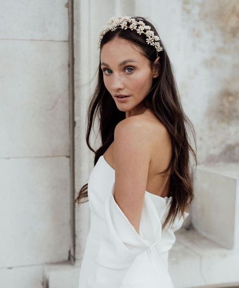 & FOR LOVE on Instagram: "🕊️PERNILLE🕊️ Draped off the shoulder sleeves, but fitted everywhere else. The perfect balance. Photos by @zachandgrace.co for @edenbstudio, with @storyofmydressbridal // #andforlove #coolbride #modernbride #weddingdress" Floral Headband Wedding, Crown Bridal Hair, Headband Veil, Bridal Flower Headband, Midi Wedding Dress, Flower Crown Hairstyle, Wedding Hair Headband, Civil Wedding Dresses, Wedding Headdress