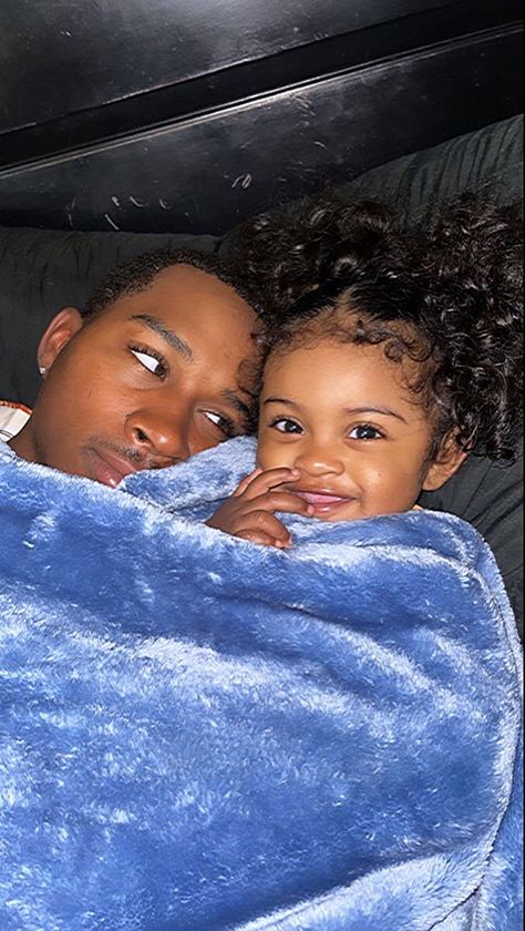 Black Father And Daughter Aesthetic, Mommy Daddy And Daughter Pictures, Family Vision, Mommy Daughter Pictures, Jayda Cheaves, Cute Family Pictures, Mommy And Baby Pictures, Image Couple, Pretty Pregnant