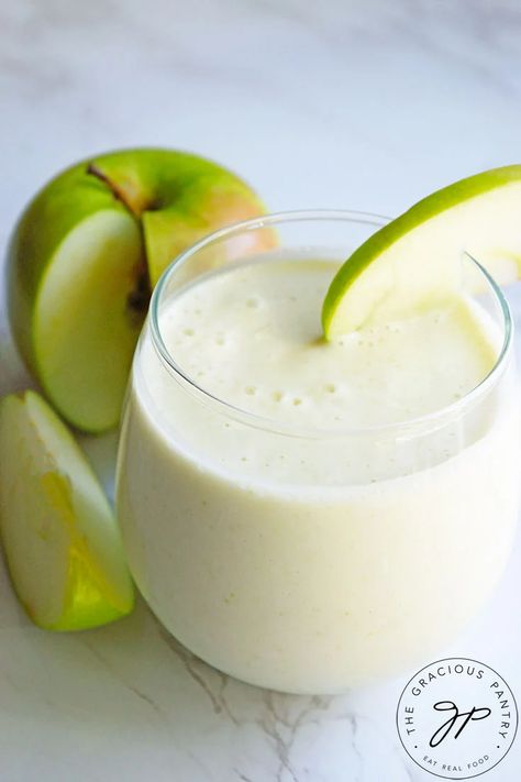 Green Apple Smoothie Recipe (Sour Apple Smoothie) Green Apple Smoothie Recipes, Green Apple Recipes, Apple Juice Recipe, Green Apple Smoothie, Apple Smoothie Recipes, Apple Smoothie, Apple Drinks, Smoothie Fruit, Creamy Smoothies