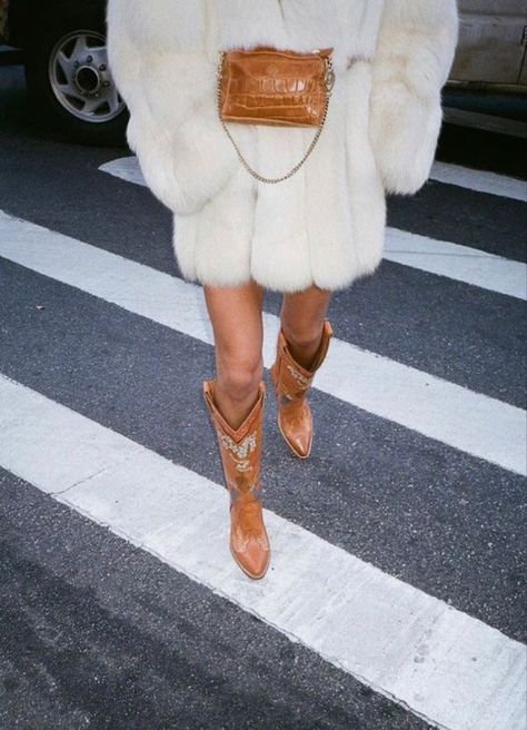 stylist trends, street fashion, outfit ideas Wu Wear, Walking Down The Street, Looks Country, Women Fashion Edgy, Looks Street Style, Mode Inspo, Mode Vintage, Mode Inspiration, Autumn Fashion Women