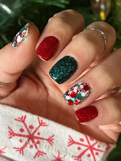 Christmas Gel Nails Glitter, Christmas Color Nail Ideas, Gold And Red Nails Christmas, Christmas Nails Ornaments, Christmas Nails Red Green White, Winter Nail Dip Ideas, Christmas Finger Nails, Dipped Christmas Nails, Christmas Beach Nails