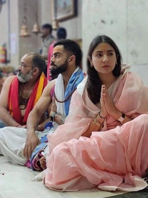 Couple In Temple Aesthetic, Virat Kohli Anushka Sharma Wallpapers, Anushka Sharma In Saree, Saree For Temple Visit, Temple Outfit Indian, Anushka Sharma Outfits, Anushka And Virat, Anushka Sharma Saree, Mahakaleshwar Temple