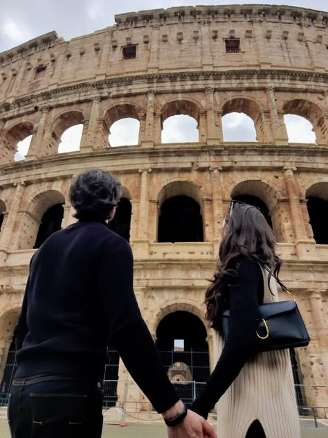 Traveling Together Aesthetic, Trips To Take With Your Boyfriend, Italy Travel Couple, Couple Poses Italy, Couple Italy Photography, Rome Picture Ideas Couple, Couple Picture Ideas Travel, Couple Travel Poses Picture Ideas, Rome Honeymoon Aesthetic