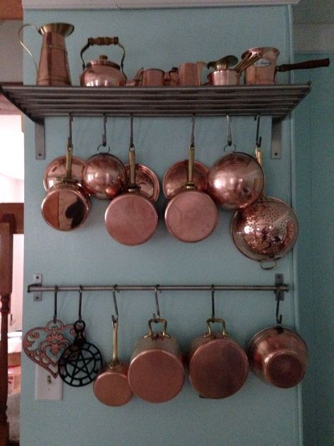 Diy Copper Kitchen Decor, Copper Pan Display Kitchen, Copper Cookware Display, Copper Display Kitchen, Vintage Copper Kitchen, Copper Pan Display, Copper Pot Display, Copper Pans In Kitchen, Copper Kettle Decor Ideas