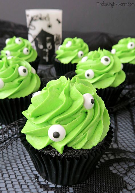 Halloween Decorations Cupcakes, Halloween Cupcake Display, Halloween Bday Cupcakes, Halloween Inspired Cupcakes, Halloween Buttercream Cupcakes, Halloween Cake And Cupcakes, Spooky Halloween Cupcakes, Halloween Cakes And Cupcakes, Black And Green Cupcakes