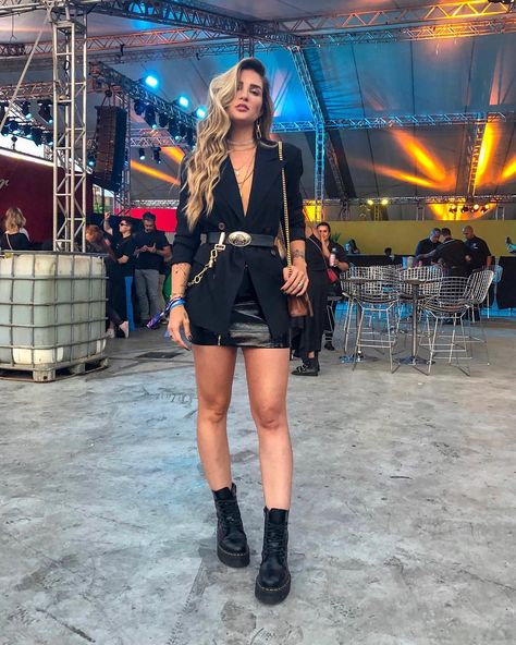 Edgy Concert Outfit, Chinese Street Style Fashion, Festival Fashion Outfit, Statement Bags, Christmas Fancy Dress, Fashion Outfit Ideas, Looks Country, All Black Fashion, Concert Outfits