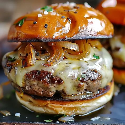 French Onion Soup Burgers Onion Soup Burgers, Camembert Recipes, Taco Burger, Classic French Onion Soup, Onion Burger, French Onion Soup, Big Mac, French Onion, Ham And Cheese