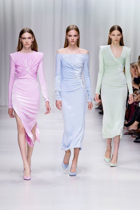 Pastel Shades for the Versace Spring 2018 Ready-to-Wear collection #pastels #pasteldress #versace #springfashion Donatella Versace, Camille Hurel, Versace Spring, Belle Silhouette, Italian Fashion Brands, Langer Mantel, Gianni Versace, Fashion 2018, Fashion Show Collection