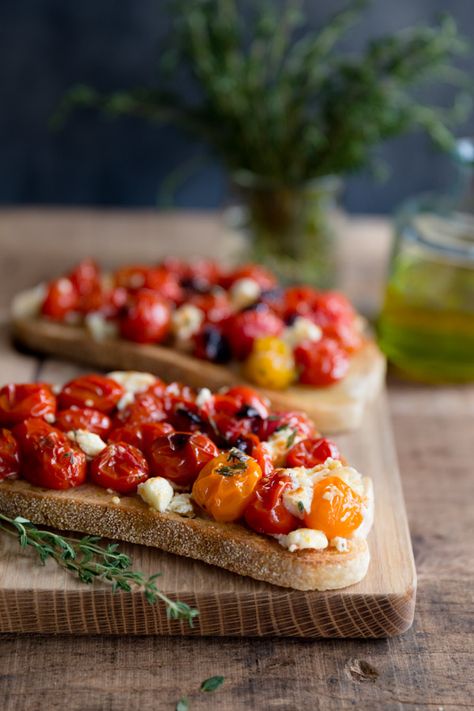 Roasted Tomatoes with Thyme and Feta - a quick and easy side dish that goes great with roasted chicken or can be used to make a delicious bruschetta. | tamingofthespoon.com Goat Cheese And Caramelized Onion, Caramelized Onion Tart, Tomato Goat Cheese, Caramelised Onion Tart, Onion Tart, Tomato Bruschetta, Cooking Tomatoes, Feta Recipes, Baked Tomatoes