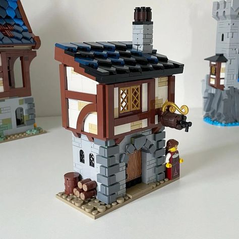 So detailed and perfect for hosting our own weekend party! Let’s drink together!😊🥂 Lego Blueprint, Lego Kingdoms, Lego Design Ideas, Medieval Tavern, Lego Tree, Easy Lego Creations, Lego Village, Lego Furniture, Lego Knights