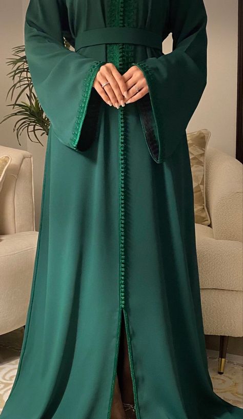 Green Long Abaya For Party, Green Abaya Aesthetic, Kaftan Hijab, Luxury Green Floor-length Abaya, Green Long-sleeved Party Abaya, Moroccan Caftan Simple, Caftan Simple, Simple Abaya, Morrocan Fashion