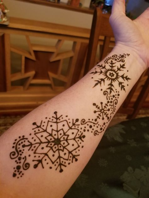 Henna Christmas Designs, Snowflake Hand Tattoo, Winter Henna Design, Christmas Henna Design Ideas, Christmas Henna Design, Snowflake Tattoo Design, Christmas Henna, Henna Tattoo Diy, Hena Designs