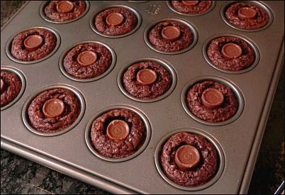 Rollo Brownie Bites, Brownie With Rolo Centers, Brownie Rolo Bites, Brownies With Rolo Candy, Rolo Stuffed Brownies, Mini Brownie Bites Christmas, Rolo Brownie Bites, Brownie Bites From Mix Boxes, Rollo Cookies