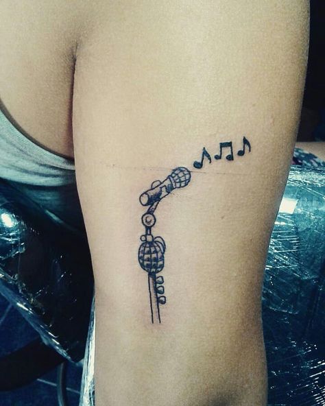 Musica - tatuajes de notas musicales ,microfono #notasmusicales (PABLITOTATTOO.DC) Microphone Tattoo, Tiny Tattoos, Infinity Tattoo, Aesthetic Girl, I Tattoo, Girl Tattoos, Nashville, Tatting, Tattoo Quotes