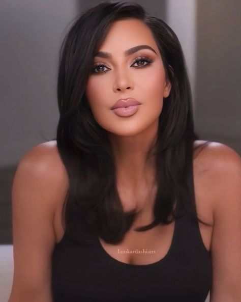 Instagram Kim K Side Part, Kim Kardashian Brows, Smokey Eye Makeup Kim Kardashian, Kim Kardashian Medium Length Hair, Kim Kardashian Side Part, Kim Kardashian Aesthetic Icon, Kim Kardashian Dark Hair, Kim Kardashian Hair Long, Kim Kardashian Black Hair