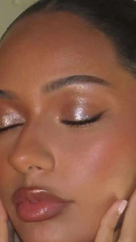 Eye Makeup | Glitter eyeshadow look to get sparkly eyes | Zoom TV Makeup Ideas Sparkle Glitter Eyeshadow, Makeup Ideas Sparkly, Simple White Glitter Eye Makeup, Makeup Looks Shimmery, Eye Makeup Ideas Glitter, Scattered Glitter Eyeshadow, Gel Eyeshadow Look, Sparkly Eyeshadow Look, Soft Glam Makeup Glitter