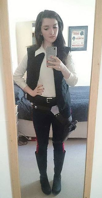 These Star Wars Costume Ideas Are So Easy, It's Ridiculous Last Minute Comicon Costumes, Last Minute Star Wars Costume, Han Solo Costume Women, Easy Star Wars Costumes Women, Woman Cosplay Ideas, Diy Star Wars Costume Women, Womens Star Wars Costume, Female Star Wars Costumes, Jedi Costume Female