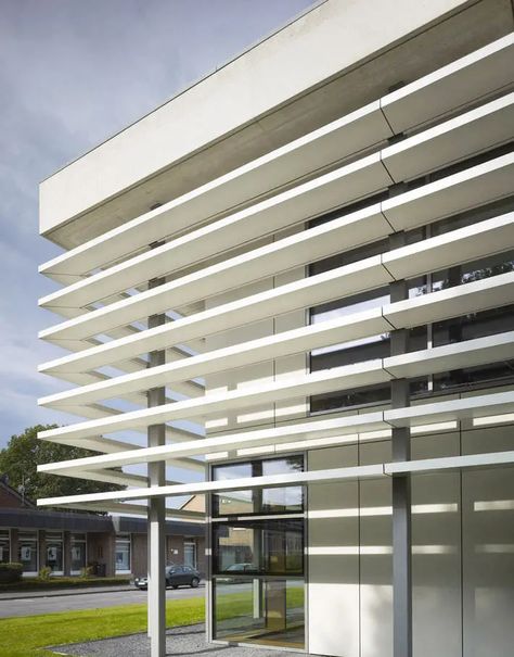 Solar Shading, House Wood, Solar Shades, New Building, Architectural Styles, Community Center, Building Facade, White Concrete, Classical Architecture