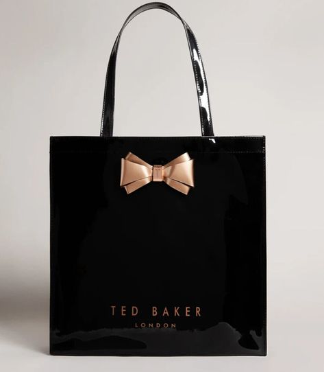 new with tags Colour Name: Black Ted Baker Plain Bow Icon Large Shopper Bag - ALACON Two Top Handles, Ted Baker-Branded, Open Main Compartment Outer Material: Synthetic Inner Material: Polyvinyl Chloride Closure: No Closure Material Composition: 100% Polyvinyl Chloride Dimensions: H34 x L34 x W13cm, Handle drop: 21cm Fabric Content: 100% Polyvinyl Chloride Ted Baker Tote Bag, Bow Icon, Ted Baker London Bags, Large Shopper Bag, Ted Baker Bag, Open Main, Bow Bag, Polyvinyl Chloride, Bag Icon