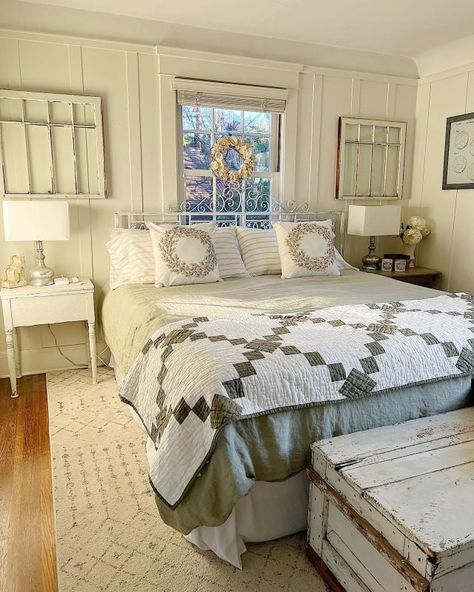 Functional Guest Room, Bedroom For Guests, Cream Color Bedroom, Organize A Small Bedroom, Green Linen Duvet, White Patchwork Quilt, Diy Closet Storage, Quilt Pillows, 100 Year Old Home