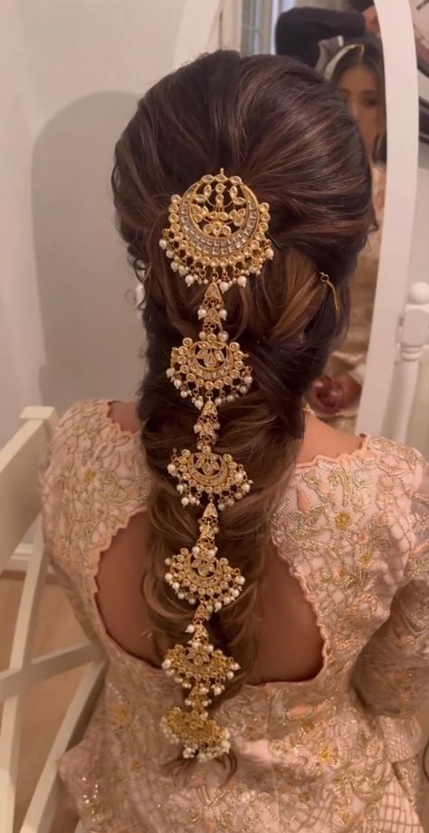 Hair Braid Accessories Indian, Braids Hairstyles On Lehenga, Bridal Hair Aesthetic, Indian Braid Hairstyles Wedding, Hairstyles For Weddings Pakistani, Anand Karaj Hairstyles, Indian Messy Braid, Braid Jewelry Indian, Indian Wedding Makeup Bridal Looks Hair Styles Asian Bride