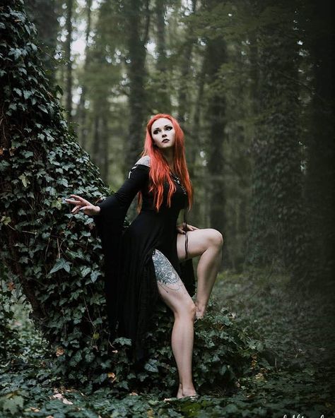 Witchy Photoshoot, Forest Shoot, Spooky Photoshoot, Girl With Red Hair, Spooky Forest, Halloween Pics, Witch Photos, Fairy Photoshoot, Gothic Photography