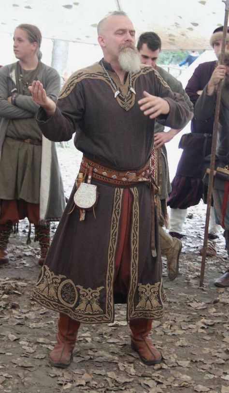 Viking male outfit- I like the split front tunic with trousers underneath Trending Male Outfits, Game Of Thrones Mens Fashion, Traditional Scandinavian Clothing Men, Sca Viking Garb Men, Viking Formal Wear, Viking Inspired Outfit Men, Irish Traditional Clothing Male, Turkish Mens Fashion, Men’s Medieval Clothing