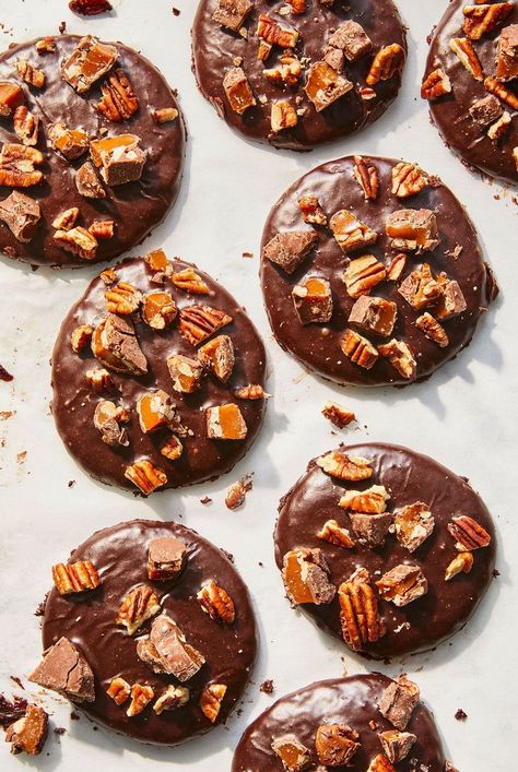 With a few extra steps, you can turn the classic Lone Star treat into these Texas sheet cake cookies. And while you are at it, take it up a notch with the addition of chopped candies on top. Using a box cake mix for the cookie dough is a great time saver. Everything is mixed in one bowl to save on clean up, too. For the prettiest presentation, dip and top the cookies in batches of 7 or 8 to ensure the chocolate coating is still wet enough to allow the candy, pecans, and salt to adhere well. #cookies #texassheetcake #texassheetcakecookies #cookierecipes #desserts Texas Sheet Cake Cookies Box Cake, Chocolate Sheet Cake Cookies, Texas Sheet Cake Cookies Recipes, Cowboy Meatloaf, Candy Pecans, Sheet Cake Cookies, Cowboy Cookie, Texas Sheet Cake Cookies, Cowboy Cookie Recipe