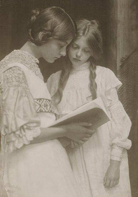 Girls Reading, Portrait Vintage, Woman Reading, Poses References, Reading A Book, Photo Vintage, Edwardian Era, Vintage Portraits, 영감을 주는 캐릭터